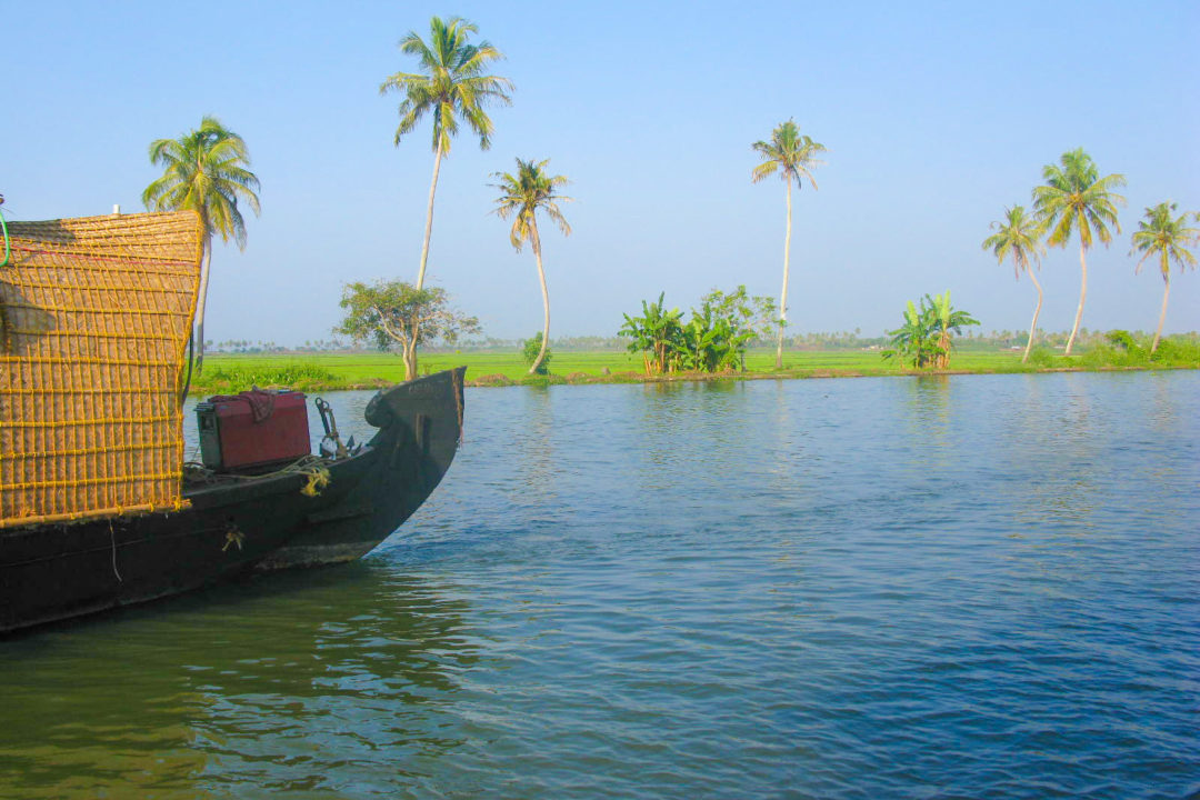 A HEAVENLY RIDE IN KERALA BACKWATERS | Houseboat Alleppey